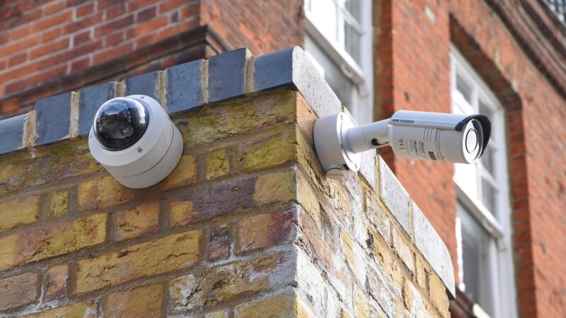 Verschillende manieren van beveiligen: van camera\’s tot trackers